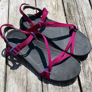 Teva women’s Sirra sandal, size 9, fuchsia